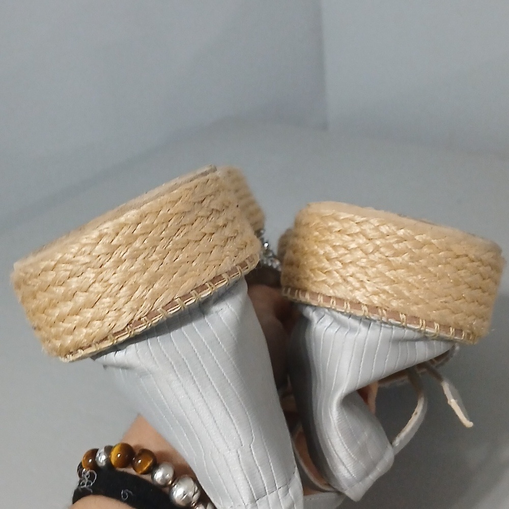 Embellished Floral Sandals ,size 41, fits size 10, made In Colombia, pre-owned - Picture 7 of 7